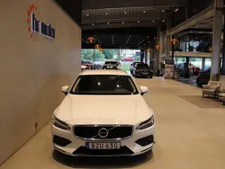 Vit Begagnad 2021 Volvo V60 Momentum Kombi | 239 000 kr (Bra pris)