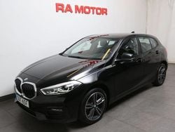 Svart (668 svart 2) Begagnad 2022 BMW 118 Sport Line Halvkombi | 238 800 kr (Bra pris)