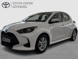 Vit Begagnad 2023 Toyota Yaris Hybrid Active Halvkombi | 219 900 kr (Marknadspris)