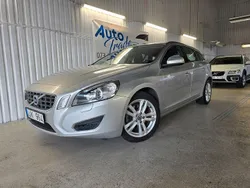 Ljusgrå Begagnad 2011 Volvo V60 Momentum Kombi | 74 900 kr (Marknadspris)