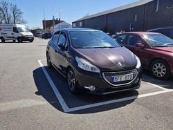 Brun Begagnad 2012 Peugeot 208 Halvkombi | 45 000 kr (Marknadspris)