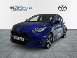 Mörkblå Begagnad 2024 Toyota Yaris Hybrid Active Halvkombi | 269 900 kr (Lite dyr)