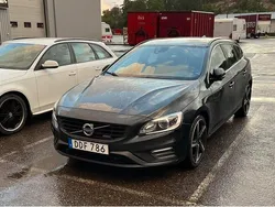 Grå Begagnad 2015 Volvo V60 R-Design Kombi | 165 000 kr (Marknadspris)
