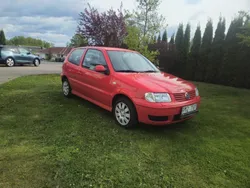 Röd Begagnad 2000 VW Polo Halvkombi | 25 000 kr