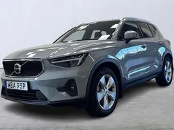 Grå Begagnad 2023 Volvo XC40 Core SUV | 349 900 kr (Marknadspris)