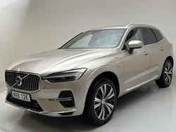 Ljusgrå Begagnad 2023 Volvo XC60 Plus SUV | 432 000 kr (Marknadspris)
