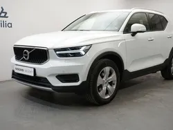 Vit Begagnad 2022 Volvo XC40 Momentum SUV | 309 900 kr (Marknadspris)