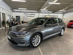 Mörkgrå Begagnad 2017 VW Passat GTE Kombi | 134 900 kr (Marknadspris)