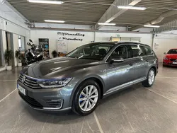 Mörkgrå Begagnad 2017 VW Passat GTE Kombi | 139 900 kr (Marknadspris)