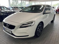 Vit Begagnad 2018 Volvo V40 Momentum Kombi | 154 900 kr (Marknadspris)