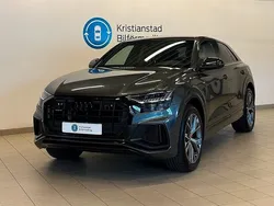 Grå Begagnad 2023 Audi Q8 Competition SUV | 829 900 kr (Marknadspris)