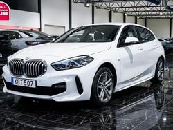 Vit Begagnad 2021 BMW 118 M Sport Halvkombi | 239 500 kr (Marknadspris)