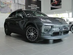 Grå (volcano grey metallic) Ny 2025 Porsche Macan SUV | 1 148 700 kr (Bra pris)