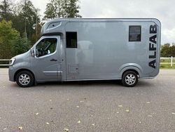 Ljusgrå (grå) Begagnad 2021 Renault Master Van | 695 000 kr