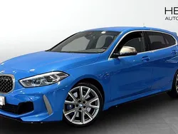 Blå (blue) Begagnad 2023 BMW M135 Halvkombi | 438 700 kr (Marknadspris)