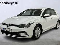 Vit Begagnad 2023 VW Golf VIII Life Halvkombi | 308 500 kr (Marknadspris)