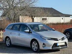Silver Begagnad 2015 Toyota Auris Touring Sports Executive Kombi | 100 000 kr (Marknadspris)