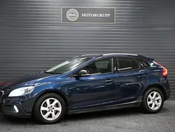 Blå Begagnad 2015 Volvo V40 CC Momentum Kombi | 134 900 kr (Marknadspris)