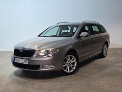 Ljusbrun (brun) Begagnad 2013 Skoda Superb Kombi | 139 900 kr (Marknadspris)
