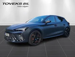 Grå (magnetic tech grey matt) Begagnad 2025 Cupra Leon VZ Halvkombi | 499 500 kr