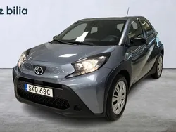 Grå Ny 2024 Toyota Aygo Play Halvkombi | 194 900 kr (Marknadspris)
