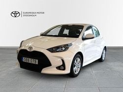 Vit Begagnad 2024 Toyota Yaris Hybrid Active Halvkombi | 229 900 kr (Marknadspris)