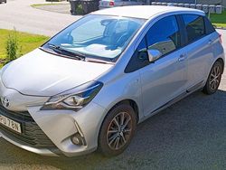 Silver Begagnad 2020 Toyota Yaris Hybrid Halvkombi | 179 000 kr (Marknadspris)