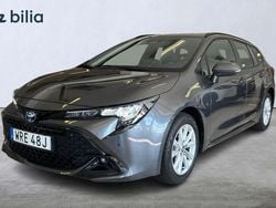 Mörkgrå (grå) Begagnad 2024 Toyota Corolla Active Kombi | 319 900 kr (Marknadspris)