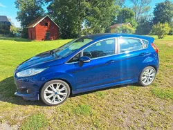 Blå Begagnad 2014 Ford Fiesta Titanium Halvkombi | 99 900 kr (Marknadspris)