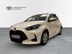 Vit Begagnad 2023 Toyota Yaris Hybrid Active Halvkombi | 234 900 kr (Marknadspris)