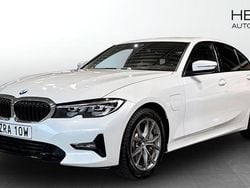 Vit (white) Begagnad 2019 BMW 330e Sport Line Sedan | 259 900 kr (Marknadspris)