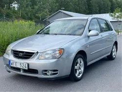 Silver Begagnad 2004 Kia Cerato Halvkombi | 13 900 kr