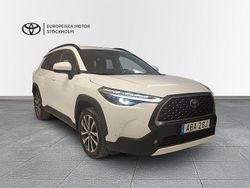 Vit Begagnad 2023 Toyota Corolla Cross Style SUV | 364 800 kr (Marknadspris)