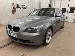 Ljusgrå (grå) Begagnad 2005 BMW 530 Sedan | 65 000 kr (Marknadspris)