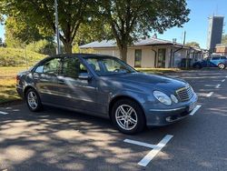 Blå Begagnad 2003 Mercedes E240 Sedan | 40 000 kr (Lite dyr)