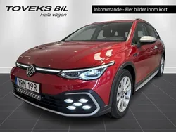 Röd (kings red metallic) Begagnad 2022 VW Golf Alltrack Kombi | 334 900 kr (Marknadspris)