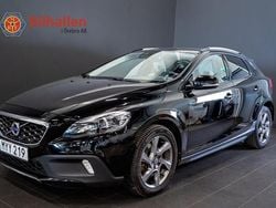 Svart Begagnad 2016 Volvo V40 CC Summum Kombi | 179 900 kr (Marknadspris)