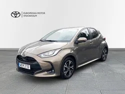 Grön Begagnad 2024 Toyota Yaris Hybrid Active Halvkombi | 249 900 kr (Marknadspris)