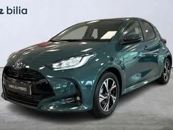 Grön Ny 2025 Toyota Yaris Hybrid Active Halvkombi | 298 800 kr (Lite dyr)