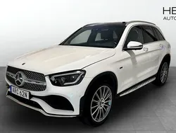Vit (white) Begagnad 2021 Mercedes GLC300e AMG line SUV | 429 500 kr (Marknadspris)
