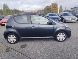 Mörkgrå (grå) Begagnad 2010 Toyota Aygo Halvkombi | 21 900 kr (Marknadspris)