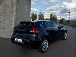 Svart Begagnad 2015 Volvo V40 Momentum Kombi | 137 995 kr (Marknadspris)