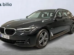Svart Begagnad 2023 BMW 530e Kombi | 464 800 kr (Marknadspris)