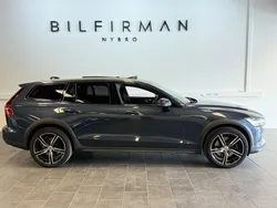 Mörkblå (blå) Begagnad 2021 Volvo V60 CC Kombi | 349 900 kr (Lite dyr)