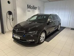 Svart (black magic pärleffekt) Begagnad 2016 Skoda Superb Style Kombi | 159 500 kr (Bra pris)