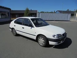 Vit Begagnad 2000 Toyota Corolla Halvkombi | 20 000 kr