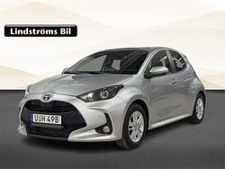 Silver Begagnad 2022 Toyota Yaris Hybrid Active Halvkombi | 219 000 kr (Marknadspris)