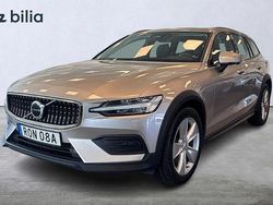 Ljusgrå Begagnad 2023 Volvo V60 CC Core Kombi | 374 900 kr (Marknadspris)