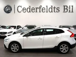 Vit Begagnad 2019 Volvo V40 CC Momentum Kombi | 149 800 kr (Marknadspris)