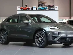 Grön Ny 2025 Porsche Macan Turbo SUV | 1 479 200 kr (Marknadspris)